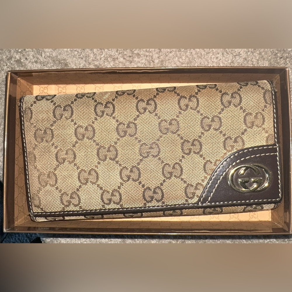 Gucci wallet with box